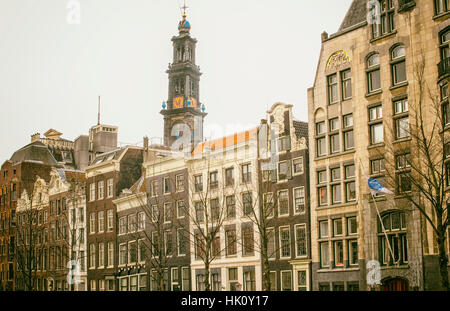 Beaucoup de différentes maisons sur canal à Amsterdam Banque D'Images