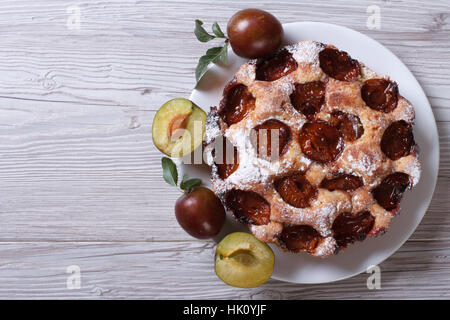 Délicieux gâteau aux prunes close-up sur une table horizontale Vue de dessus Banque D'Images