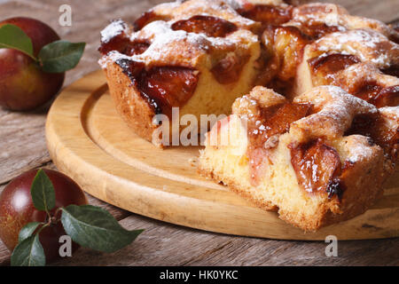 Delicious tranches de gâteau aux prunes close up sur planche à hacher l'horizontale Banque D'Images