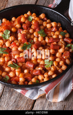 Pois chiches au chorizo dans une casserole close-up et avec les ingrédients sur la table horizontale vue supérieure Banque D'Images