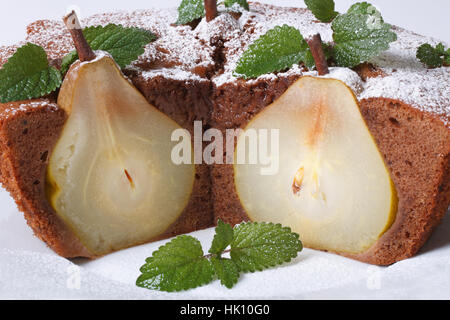 Délicieux gâteau au chocolat avec poires au four gros plan sur une plaque blanche à l'horizontale. Banque D'Images