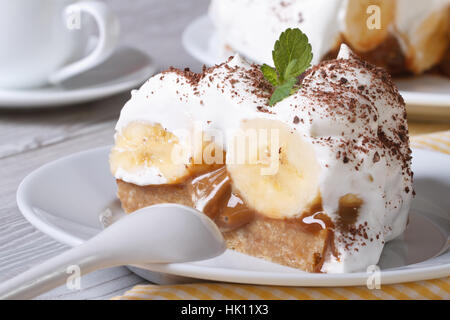 Tranche de gâteau banane délicieux Banoffee close-up sur la table horizontale Banque D'Images