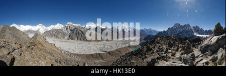 Panorama de l'Himalaya du sommet du Gokyo Ri y compris l'Everest et du Cho Oyu le Cholatse et le Glacier Ngozumba Banque D'Images