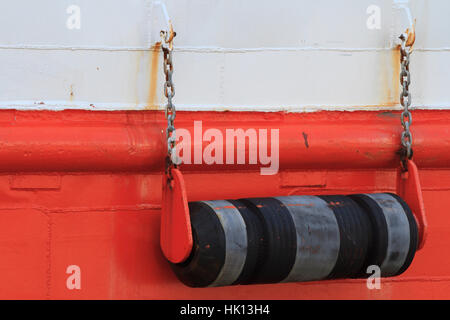 FeFenders à bord du bateau de près. jusqu'horizontale horizontale. Banque D'Images