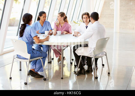 Le personnel médical de l'hôpital moderne en pleine discussion dans Canteen Banque D'Images