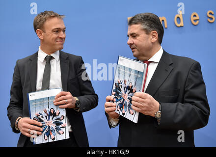 Berlin, Allemagne. 25 Jan, 2017. Le ministre allemand des affaires économiques Sigmar Gabriel (SPD) (R) et Philipp Steinberg, directeur de la politique économique au Ministère allemand des affaires économiques et de l'énergie, l'actuel gouvernement fédéral et rapport économique annuel de la projection actuelle pour l'économie allemande au cours d'une conférence de presse à Berlin, Allemagne, 25 janvier 2017. Photo : Britta Pedersen/dpa-Zentralbild/dpa/Alamy Live News Banque D'Images