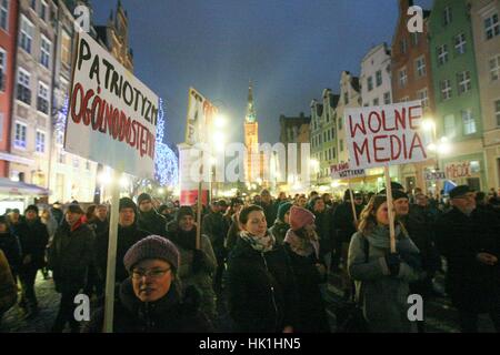 Gdansk, Pologne. 25 janvier 2017. Les protestataires anti-bannières avec holding slogan gouvernemental sont vus sur 25 janvier 2017 à Gdansk, Pologne. Plus d'une centaine d'étudiants se sont rassemblés pour protester contre le gouvernement nationaliste et populiste, avec des demandes de meilleures relations avec l'Union européenne et la protection de l'environnement. Ils ont également réagi à l'augmentation de l'humeur xénophobe qui a donné lieu à plus d'attaques sur les personnes à peau brune, exigeant l'égalité de traitement : Michal Fludra Crédit/Alamy Live News Banque D'Images