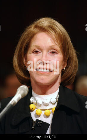 Mary Tyler Moore, actrice et Président International, Fondation de la recherche sur le diabète juvénile (FRDJ) témoigne devant le Sénat des États-Unis d'affaires gouvernementales Commission Audition "Diabète Juvénile : l'examen des renseignements personnels sans frais sur les familles, les coûts financiers pour le système de soins de santé fédéral, et des progrès de la recherche en vue d'un traitement, à Washington, DC Le 24 juin 2003.Credit : Ron Sachs/CNP. /MediaPunch Banque D'Images