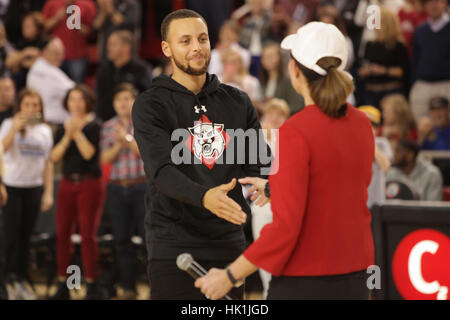 Davidson, NC, USA. 24 Jan, 2017. Ancien Davidson star Stephen Curry merci les fans lors d'une cérémonie à la mi-temps qu'ils ont appelé la section étudiante, SC30, en son honneur, le mardi soir à Belk Arena.Ancien Davidson star Stephen Curry merci les fans lors d'une cérémonie à la mi-temps qu'ils ont appelé la section étudiante, SC30, en son honneur, le mardi soir à Belk Arena. Crédit : Matt Roberts/ZUMA/Alamy Fil Live News Banque D'Images