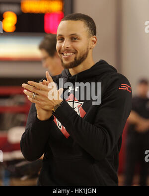 Davidson, NC, USA. 24 Jan, 2017. Ancien Davidson star Stephen Curry merci les fans lors d'une cérémonie à la mi-temps qu'ils ont appelé la section étudiante, SC30, en son honneur, le mardi soir à Belk Arena.Ancien Davidson star Stephen Curry merci les fans lors d'une cérémonie à la mi-temps qu'ils ont appelé la section étudiante, SC30, en son honneur, le mardi soir à Belk Arena. Crédit : Matt Roberts/ZUMA/Alamy Fil Live News Banque D'Images