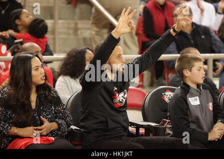 Davidson, NC, USA. 24 Jan, 2017. Ancien Davidson star Stephen Curry merci les fans lors d'une cérémonie à la mi-temps qu'ils ont appelé la section étudiante, SC30, en son honneur, le mardi soir à Belk Arena.Ancien Davidson star Stephen Curry merci les fans lors d'une cérémonie à la mi-temps qu'ils ont appelé la section étudiante, SC30, en son honneur, le mardi soir à Belk Arena. Crédit : Matt Roberts/ZUMA/Alamy Fil Live News Banque D'Images