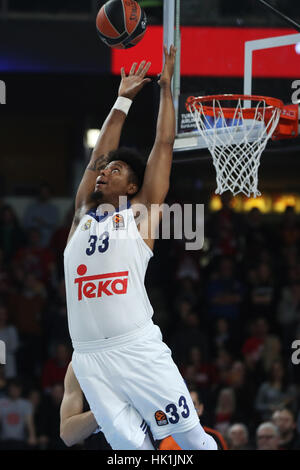 Nuremberg, Allemagne. 25 Jan, 2017. Trey Thompkins du Real Madrid s'étend vers la balle pendant le match entre l'Euroleague Brose Bamberg et le Real Madrid à l'Arena Nuremberg à Nuremberg, Allemagne, 25 janvier 2017. Photo : Daniel Karmann/dpa/Alamy Live News Banque D'Images