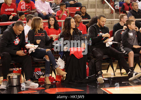 Davidson, NC, USA. 24 Jan, 2017. Ancien Davidson star Stephen Curry merci les fans lors d'une cérémonie à la mi-temps qu'ils ont appelé la section étudiante, SC30, en son honneur, le mardi soir à Belk Arena.Ancien Davidson star Stephen Curry merci les fans lors d'une cérémonie à la mi-temps qu'ils ont appelé la section étudiante, SC30, en son honneur, le mardi soir à Belk Arena. Crédit : Matt Roberts/ZUMA/Alamy Fil Live News Banque D'Images