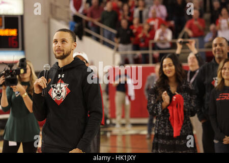 Davidson, NC, USA. 24 Jan, 2017. Ancien Davidson star Stephen Curry merci les fans lors d'une cérémonie à la mi-temps qu'ils ont appelé la section étudiante, SC30, en son honneur, le mardi soir à Belk Arena.Ancien Davidson star Stephen Curry merci les fans lors d'une cérémonie à la mi-temps qu'ils ont appelé la section étudiante, SC30, en son honneur, le mardi soir à Belk Arena. Crédit : Matt Roberts/ZUMA/Alamy Fil Live News Banque D'Images