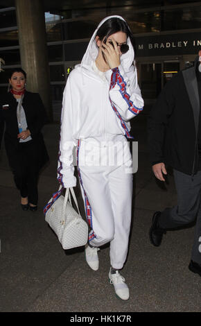 Los Angeles, USA. 25 Jan, 2017. Kendall Jenner vu à l'aéroport de LAX à Los Angeles, Californie. Crédit : John Misa/media/Alamy Punch Live News Banque D'Images