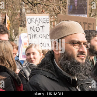 Londres, Royaume-Uni. 4 Février, 2017. Londres 4 février 2017, musulmans manifestant devant l'ambassade des États-Unis à l'Atout anti-manifestation à Londres Crédit : Ian Davidson/Alamy Live News Banque D'Images