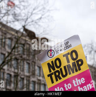 Londres, Royaume-Uni. 4 Février, 2017. Londres 4 février 2017, des banderoles devant l'ambassade des États-Unis à l'Atout anti-manifestation à Londres Crédit : Ian Davidson/Alamy Live News Banque D'Images