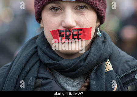 Londres, Royaume-Uni. 4 Février, 2017. Trump 'Stop' Interdiction musulmane de milliers de supporters mars et démontrer dans le centre de Londres avec des plaques anti-Trump et humoristique des slogans contre le président américain, Donald Trump a récemment arrêté limitant sept pays à majorité musulmane, l'entrée aux États-Unis. © Guy Josse/Alamy Live News Banque D'Images