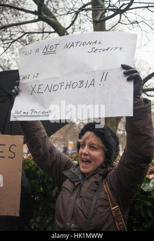 Londres, Royaume-Uni. 4 Février, 2017. Femme proteste contre la 4ème Feb 2017 Londres Mars contre Donald Trump Crédit : Pauline UN Yates/Alamy Live News Banque D'Images