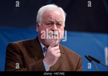 Neumünster, Allemagne. Le 04 février, 2017. L'ancien Premier Ministre du Schleswig-Holstein Peter Harry Carstensen parlant sur le podium lors de la convention régionale CDU à Neumuenster, Allemagne, 04 février 2017. La sélection du chef de l'État partie comme candidat à la prochaine élection fédérale, ainsi que d'autres questions ont été discutées lors de la convention. Photo : Carsten Rehder/dpa/Alamy Live News Banque D'Images