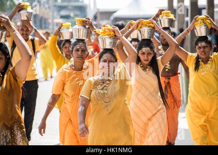 Kuala Lumpur, Malaisie. 4 Février, 2017. Les dévots hindous prendre part à la fête de Thaipusam le Février 04, 2017 dans les grottes de Batu, Kuala Lumpur, Malaisie. Thaipusam est célébré par les dévots du dieu hindou Murugan et est un important festival de la communauté tamoule dans des pays comme l'Inde, Sri Lanka, Indonésie, Thaïlande, Malaisie et Singapour, au cours de laquelle les dévots pierce eux-mêmes avec les pointes et prendre part à de longues processions. Crédit : Chris JUNG/Alamy Live News Banque D'Images