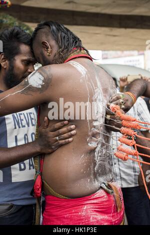 Kuala Lumpur, Malaisie. Feb, 2017 4. Fortement Tamilians percé avec un fer à repasser nettement bec alors qu'il célèbre Thaipusam festival à Batu Caves, 04 février 2017 à Kuala Lumpur, Malaisie. Thaipusam est une fête hindoue célébrée principalement par la communauté tamoule à la pleine lune dans le Tamil Thai au cours du mois de janvier ou février à commémore l'occasion quand Parvati Murugan a donné une 'Spear' pour qu'il puisse vaincre le démon Soorapadman le mal. Ceci est particulièrement perceptible dans les pays où il y a une présence importante de la société tamoule comme l'Inde, Sri Lanka, Malaisie, Maurice, Singapour Banque D'Images