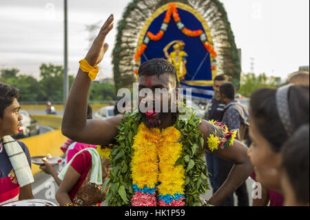 Kuala Lumpur, Malaisie. Feb, 2017 4. Hindou dévot malaisien participe à la fête de Thaipusam à Batu Caves, la Malaisie, le 04 février, 2017. Thaipusam est célébré par les dévots du dieu hindou Murugan et est un important festival de la communauté tamoule dans des pays comme l'Inde, Sri Lanka, Indonésie, Thaïlande, Malaisie et Singapour, au cours de laquelle les dévots pierce eux-mêmes avec les pointes et prendre part à de longues processions. Crédit : Chris Jung/ZUMA/Alamy Fil Live News Banque D'Images