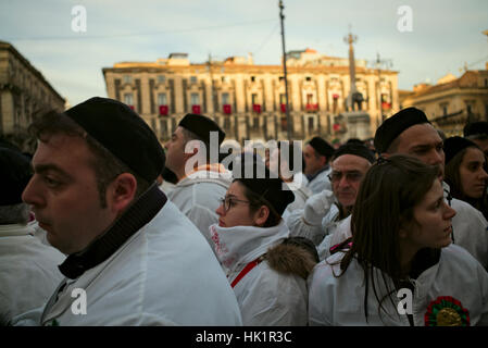 Catane, Sicile, Italie, 4 février 2017. Visages dans la foule à la Piazza Duomo à la suite d'une messe du matin en l'honneur du saint patron de Catane Agathe. Des milliers célèbrent la fête de Saint Agatha, un martryr catholique romaine. Crédit : Joseph Reid/Alamy Live News Banque D'Images