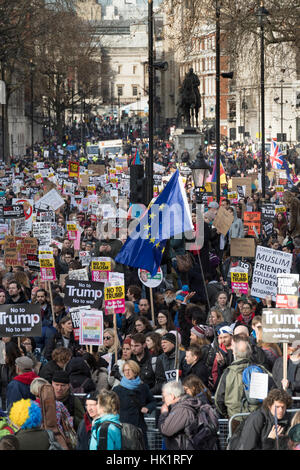 Londres, Royaume-Uni. Feb, 2017 4. Trump Président anti mars et rallye organisé pour s'opposer à l'ordre de la récente élection présidentielle interdisant temporairement les voyageurs en provenance de 7 pays majoritairement musulmans d'entrer aux États-Unis. Aussi les marcheurs se rallient contre ce qu'ils disent, c'est l'absence de critiques de la part de Theresa May's Gouvernement britannique de la nouvelle administration de l'Atout. Crédit : Alex MacNaughton/Alamy Live News Banque D'Images