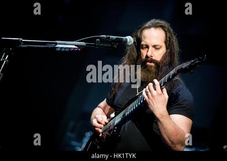 Milan, Italie. Feb, 2017 4. Metal progressif Dream Theater en concert à Mediolanum Forum de Milan. Credit : Roberto Finizio/Alamy Live News Banque D'Images