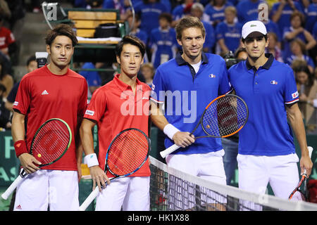 Ariake Coliseum, Tokyo, Japon. Feb, 2017 4. (L à R) Yuichi Sugita & Yasutaka Uchiyama (JPN), Nicolas Mahut et Pierre-Hugues Herbert (FRA) au cours de la BNP Paribas 1er tour du tournoi de tennis le Japon contre la France, à Ariake Coliseum à Tokyo. Credit : YUTAKA/AFLO SPORT/Alamy Live News Banque D'Images