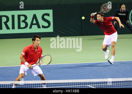 Ariake Coliseum, Tokyo, Japon. Feb, 2017 4. Yuichi Sugita & Yasutaka Uchiyama (JPN) au cours de la BNP Paribas 1er tour du tournoi de tennis le Japon contre la France, à Ariake Coliseum à Tokyo. Credit : YUTAKA/AFLO SPORT/Alamy Live News Banque D'Images