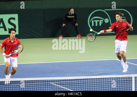 Ariake Coliseum, Tokyo, Japon. Feb, 2017 4. Yuichi Sugita & Yasutaka Uchiyama (JPN) au cours de la BNP Paribas 1er tour du tournoi de tennis le Japon contre la France, à Ariake Coliseum à Tokyo. Credit : YUTAKA/AFLO SPORT/Alamy Live News Banque D'Images