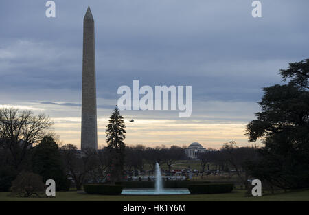 Washington, District de Columbia, États-Unis. 4 janvier 2015. Marine One, transportant le président des États-Unis Barack Obama et sa famille, survole le National Mall à leur retour à la Maison Blanche après des vacances à Hawaï, le 4 janvier 2015 à Washington, DC crédit photo : Kevin Dietsch/CNP crédit : Kevin Dietsch /Alamy Live News Banque D'Images