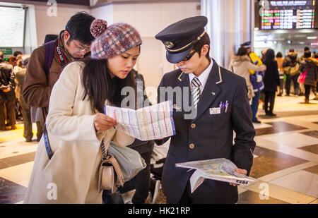 La gare de Tokyo,traveller de parler avec un employé en salle principale, Marunouchi, Tokyo, Japon Banque D'Images