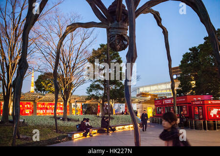 Le paysage urbain, l'Araignée géante de Louise Bourgeois, à Roppongi Hills, Tokyo, Japon Banque D'Images