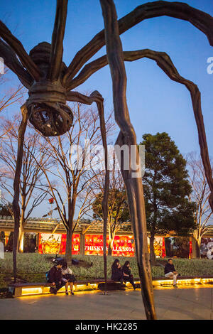 Le paysage urbain, l'Araignée géante de Louise Bourgeois, à Roppongi Hills, Tokyo, Japon Banque D'Images