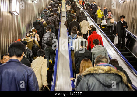 L'heure de pointe, la surpopulation, la gare JR de shinjuku, Shinjuku, Tokyo Banque D'Images