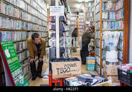 En librairie, Kanda street livres d'occasion, Tokyo, Japon Banque D'Images