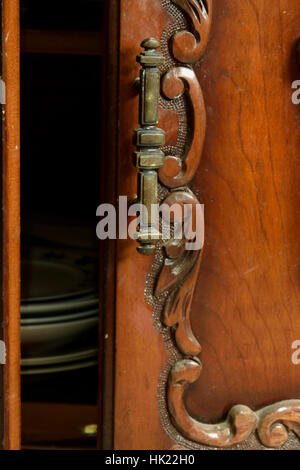 Meubles anciens du cabinet avec les plaques de bois à l'intérieur Banque D'Images