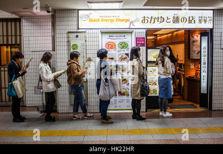 L'heure de pointe, Restautant, dans la gare JR de shinjuku, Shinjuku, Tokyo Banque D'Images