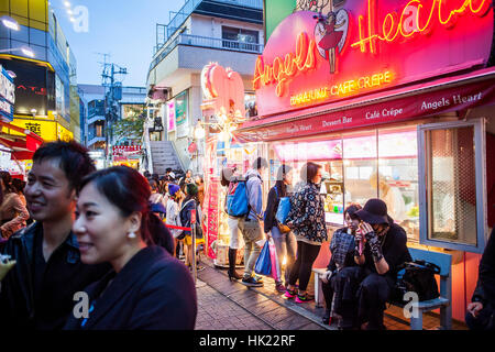 Des crêpes, de décrochage dans Takeshita Dori, Tokyo, Japon Banque D'Images