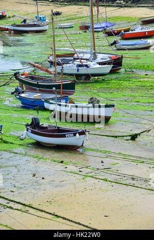 Bateaux amarrés à marée basse sur la plage de sable dans la belle pêche & holiday village De Mousehole sur la côte sud de Cornwall, Angleterre, Grande-Bretagne Banque D'Images