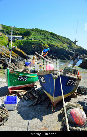 Les bateaux de pêche amarrés sur la cale de halage à Portloe une petite pêche et de village de vacances sur la péninsule de Roseland, Cornwall, England, UK Banque D'Images