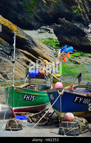 Les bateaux de pêche amarrés sur la cale de halage à Portloe une petite pêche et de village de vacances sur la péninsule de Roseland, Cornwall, England, UK Banque D'Images