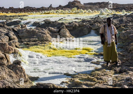 Des couleurs vives et des formations de roche frappant dans le paysage d'un autre monde de Dalol, l'Éthiopie dans le désert la dépression Danakil Banque D'Images