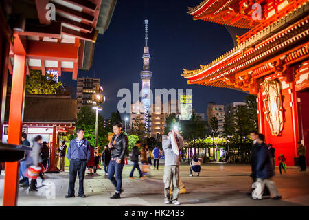 Paysage urbain, le Temple Senso-ji, en arrière-plan la Tour Sky Tree, Asakusa, Tokyo, Japon Banque D'Images