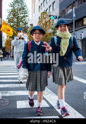 Les étudiants, scène de rue à Nihombashi, Tokyo, Japon Banque D'Images