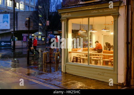 Autour de baignoire, une ville dans le Somerset England UK Lulu Cafe Banque D'Images