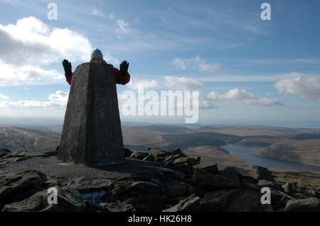 Walker se reflète par l'arrière trig point et forme avec les deux mains Banque D'Images